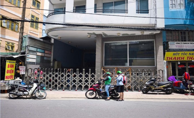 Cổng xếp inox không đường ray